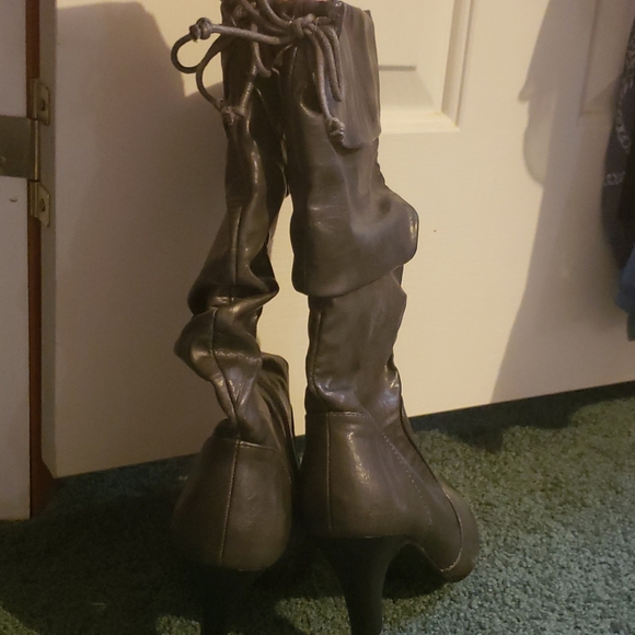 Like new heeled grey boots - Picture 3 of 3